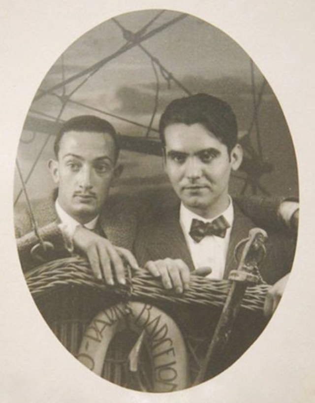 В 1922 году Дали переехал в "Резиденцию" - студенческое общежитие в Мадриде для одаренных молодых людей и начал обучение искусству. В это время он знакомится с Луисом Бунюэлем, Федерико Гарсиа Лоркой, Педро Гарфиасом.