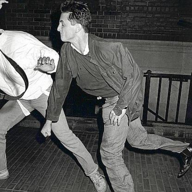 Автором снимка, на котором Шон Пенн нападает на надоевших фотографов также стал Рон Галелла.