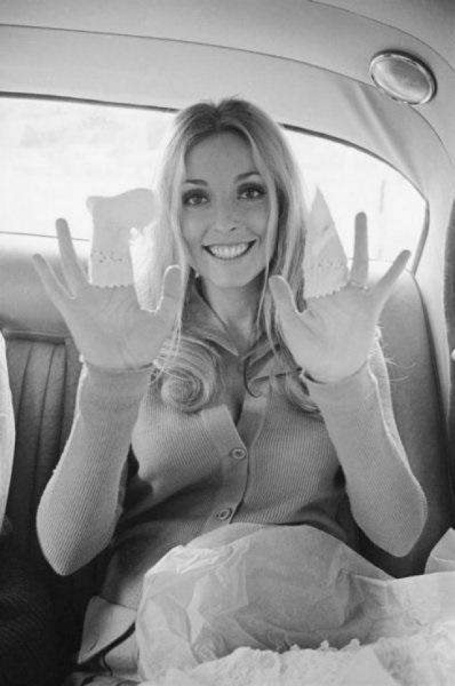 Беременную супругу режиссера Романа Полански, Шэрон Тейт , сфотографировали незадолго до ее зверского убийства 9 августа 1969 года.