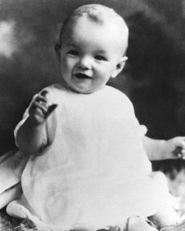 В этой семье Мэрилин прожила почти семь лет, при этом родная мать ее редко навещала. В 1933 году Глэдис забрала Норму и переехала жить в Голливуд.