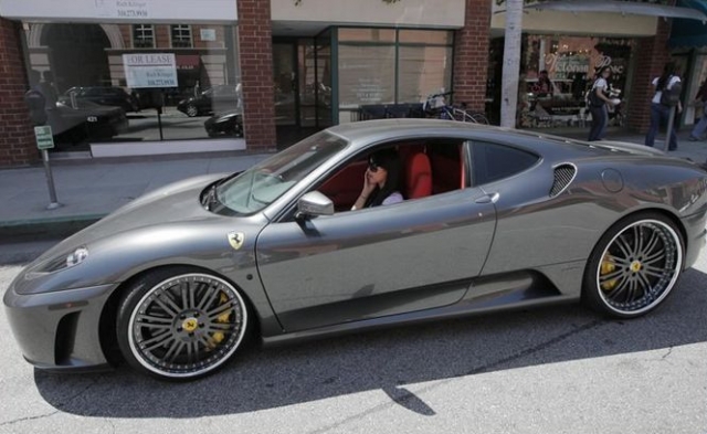 Ким Кардашьян. Супруга Уэста ездит на стильном, но более скромном Ferrari F430 стоимостью приблизительно в $187 000 долларов.