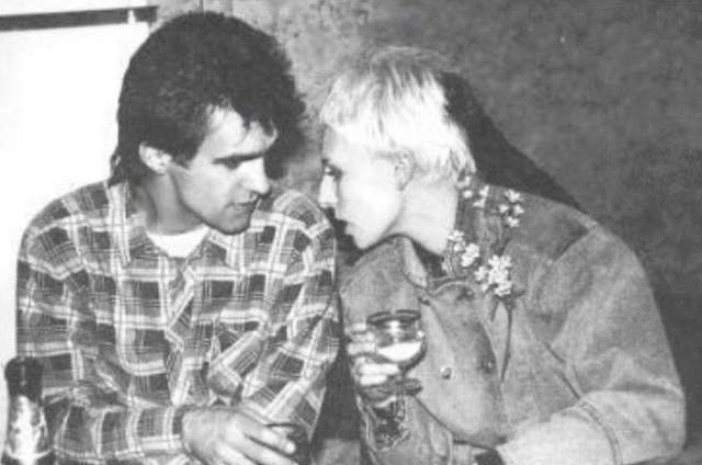 Вячеслав Бутусов и Жанна Агузарова выпивают и ведут светскую беседу в рамках очередного праздника.