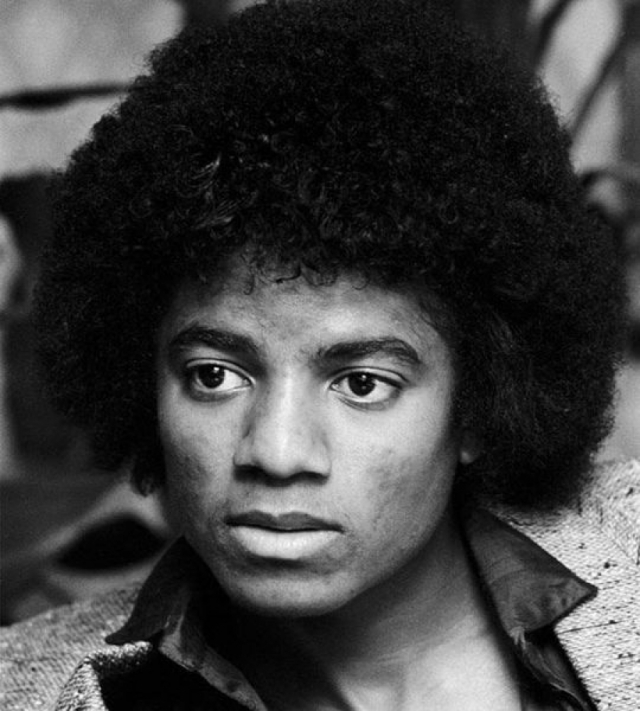 Король поп-музыки Майкл Джексон начал экспериментировать со своей внешностью с 26 лет, когда попытался исправить нос. Десятки раз он корректировал его, что в итоге полностью уничтожило хрящевую ткань.
