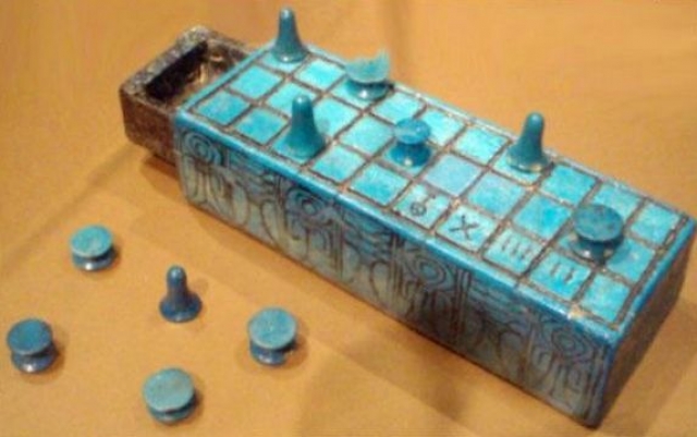 Настольная игра. Senet - настольная игра из Древнего Египта. Находка датируется 3500 г. до н.э. Правила доподлинно не известны.