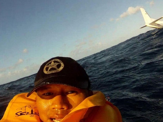 Фердинанду Пуэнтес оказался на борту потерпевшего крушение авиалайнера. Оказавшись посреди Тихого океана, парень решил сделать селфи на фоне тонущего самолета.