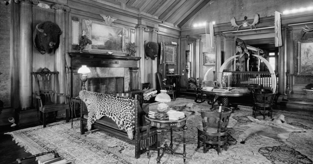 Трофейная комната Теодора Рузвельта . Имение Сагамор Хилл в Нью-Йорке и самая любимая комната Рузвельта - в ней он держал все свои трофеи с охоты, а  мебель была исполнена из филиппинского дерева.