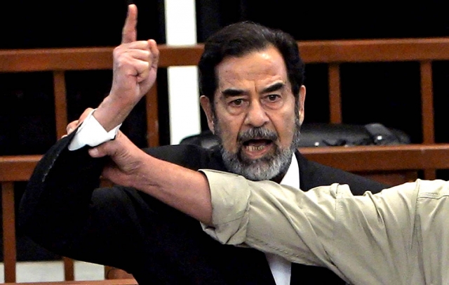 Еще одного свергнутого лидера казнили в конце 2006 года. Диктатора Ирака Саддама Хусейна публично повесили.