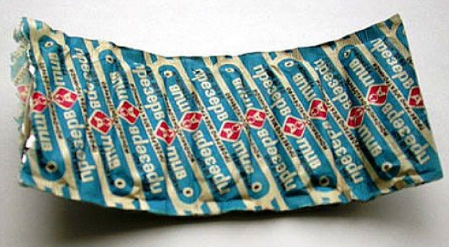 Конец 1980-х. Один презерватив стоил 10 копеек. Кроме нового дизайна упаковки, на ней появилась надпись "Проверено электроникой".