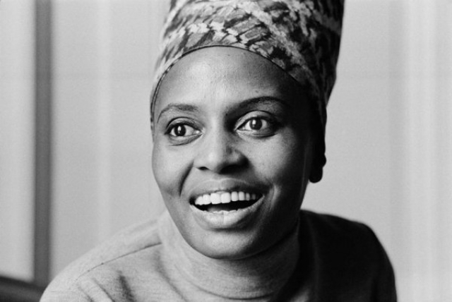 Мириам Макеба. Южноафриканская певица и борец за гражданские права прославилась еще в 1959 году, благодаря исполнению песен в группе The Manhattan Brothers, а в 1965 она стала первой африканской исполнительницей, получившей премию "Грэмми".