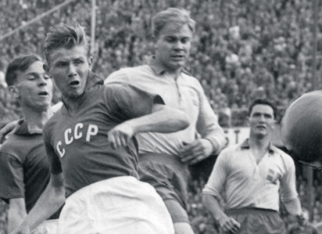 Даже в товарищеском матче против сборной Англии Стрельцов блистал так, что многие начали говорить о том, что на чемпионате мира 20-летнего спортсмена ждала судьба "советского Пеле".