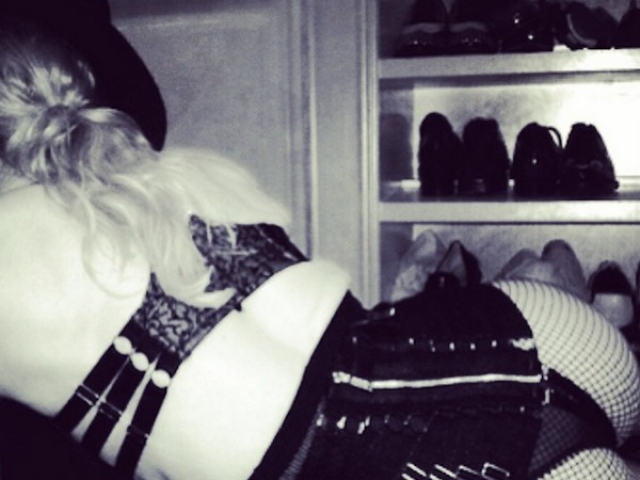 В отличие от обычных "старушек", Мадонна постит фото в белье "садо-мазо".