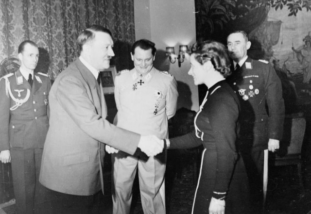 Вечером в бункер прибыла одна из лучших летчиц Германии Ханна Райч, фанатично преданная Гитлеру. Она позже вспоминала, что фюрер пригласил ее к себе и сказал: " Ханна, вы принадлежите к тем, кто умрет со мной. У каждого из нас есть ампула с ядом. "