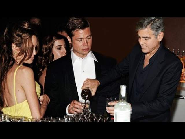 Брэд Питт на вечеринке в честь Хеллоуина, устроенной Джорджем Клуни.