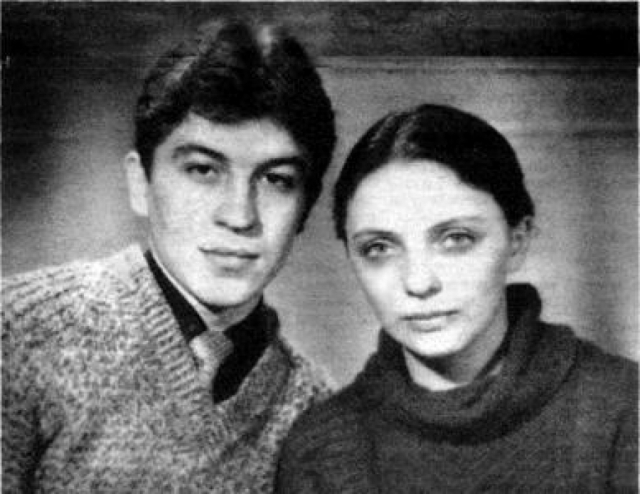 24 августа 1981 года Лариса Савицкая возвращалась из свадебного путешествия вместе с мужем Владимиром в Благовещенск. На высоте 5200 их самолет столкнулся с бомбардировщиком и разломился на несколько частей и стал падать.