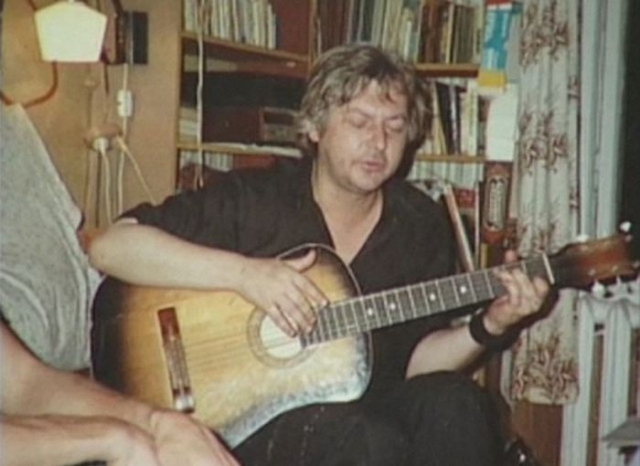 Годовщина смерти Цоя, последнее фото Майка Науменко, который по просьбе . Он по просьбе Липницкого и Рыбы исполняет Сладкую N 15 августа 1991.