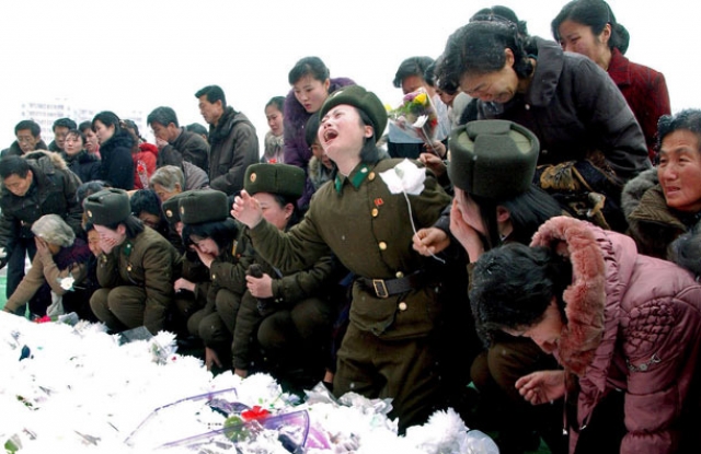 По отчетам Государственного северокорейского информационного агентства, “небо в момент смерти Ким Чен Ира пылало красным над священной горой Пэкту, а лед на близлежащем озере Чон трещал так громко, что это слышали и земля, и небо”.