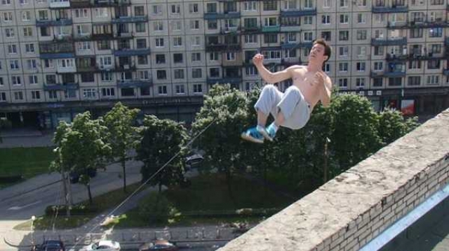 Паркурщик Павел Кашин, делающий последнее сальто назад на крыше 16-этажного дома №63 на  Варшавской улице в Петербурге. Молодой человек погиб от полученных травм.
