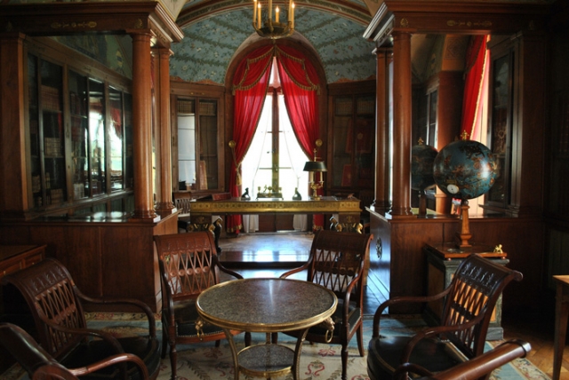 Рабочий кабинет еще одного завоевателя - императора Наполеона Бонапарта . Находился этот роскошный офис ни много ни мало, а во дворце Тюильри.