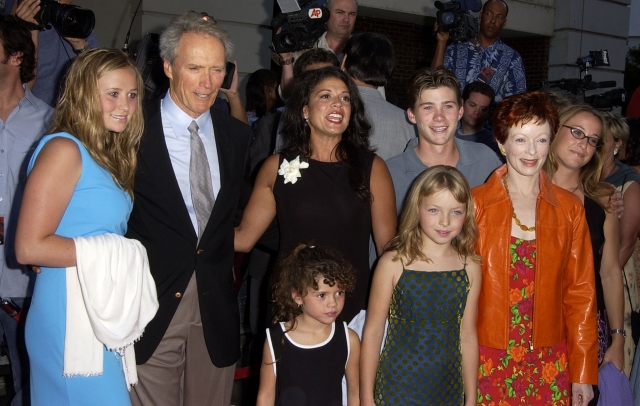 Кстати за три года до этого, в 1993 году актриса Фрэнсис Фишер родила от Иствуда дочку.