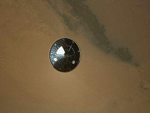 Марсоход двигался по эллиптической орбите, учитывая силы притяжения Солнца и других небесных тел. В итоге ему предстояло преодолеть целых 567 млн км.  На фото - Перелетный модуль с защитным тепловым экраном на фоне Марса, 5 августа 2012 года