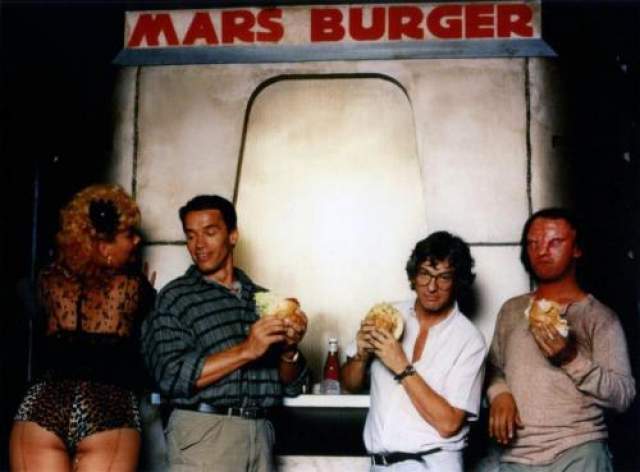 Арнольд Шварцнеггер и Пол Верховен поедут "марсианский" бургер на сьемках фильма "Вспомнить все", 1989 год. 