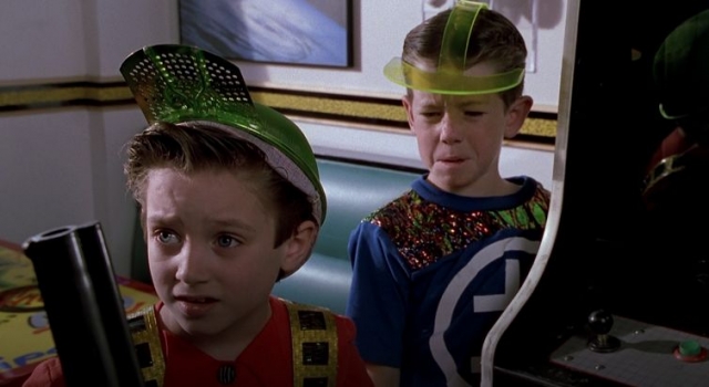 Элайджа Вуд. Знаменитый "хоббит" дебютировал в кино в восьмилетнем возрасте в эпизодической роли мальчика у игрового автомата в фантастическом фильме Роберта Земекиса "Назад в будущее 2″.
