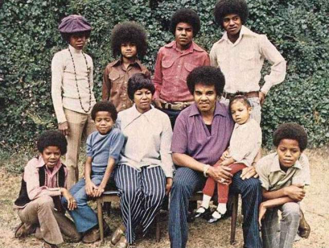 Джозеф и Кэтрин Джексоны  были родителями десяти детей, восьмым из которых был будущий король поп-музыки,  Майкл . Кроме того, что жизнь одного из младших детей в таком семействе и так не была легкой, над мальчиком еще постоянно издевался отец.