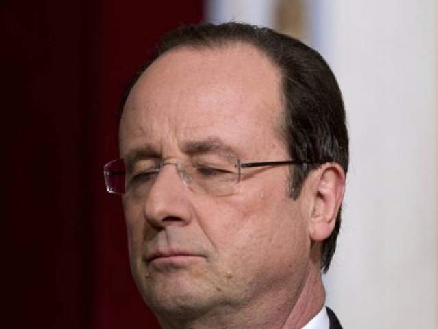 Президента Франции Франсуа Олланда сфотографировали дремлющим в Елисейском дворце в январе 2014 года.