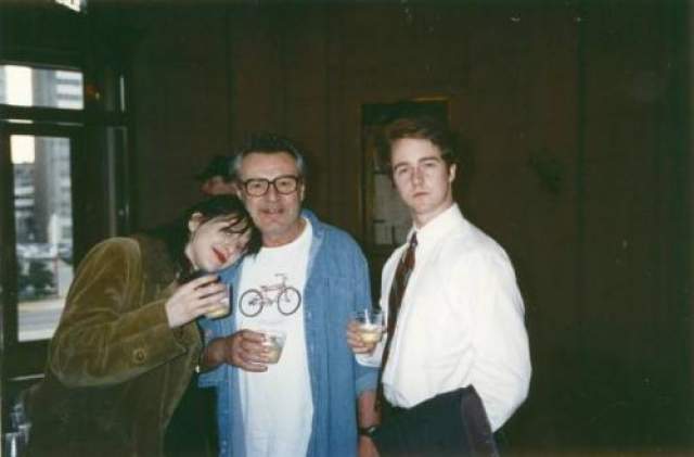 Кортни Лав, Милош Форман и Эдвард Нортон во время сьемок фильма "Народ против Ларри Флинта", 1996 год 