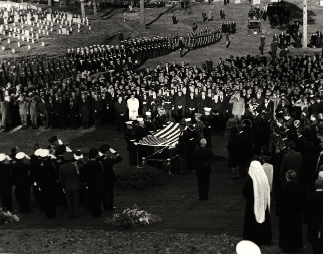 Джон Кеннеди. Один из самых любимых президентов в истории США стал жертвой убийства в 1963 году. Местом захоронения был выбран участок на Арлингтонском национальном кладбище, стоимость которого составила $13 млн.