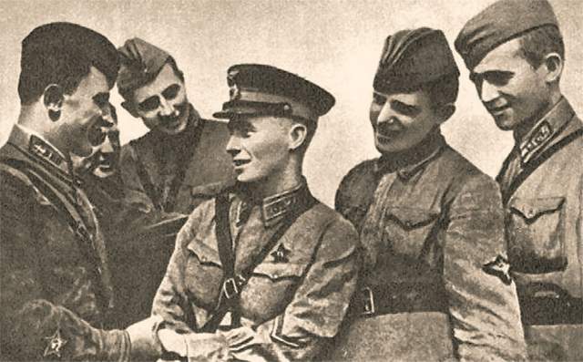 В августе 1941 года одним из первых советских летчиков совершил таран, сбив в ночном воздушном бою немецкий бомбардировщик. Причем раненый летчик смог выбраться из кабины и спуститься на парашюте в тыл к своим союзникам.