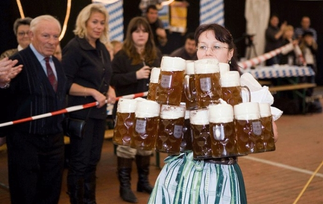Анита Шварц из немецкого города Мезених сумела пробежать дистанцию в 40 метров, держа 19 больших кружек с пивом. При этом она ничего не расплескала Рекорд зафиксирован 9 ноября 2008 года во время празднования Дня рекордов Книги рекордов Гиннесса.