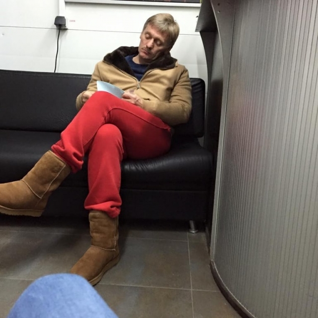 Угги и красные штаны Дмитрия Пескова стали отдельной темой для Интернет-приколов и фотожаб.