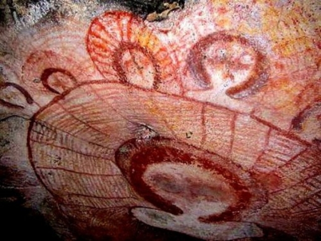 Первыми найденными изображениями загадочных существ были наскальные рисунки на горе Хунань, Китай. Им около 47 000 лет.