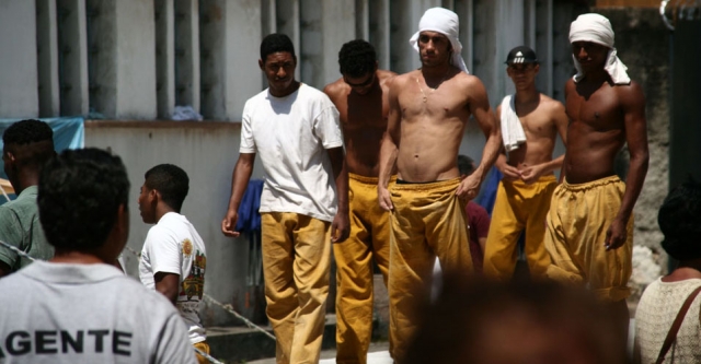 Лидером является авторитет "Маркола" (Marcos Wilian Herbas Camacho). В феврале 2001 банда устроила мятежи в 20 тюрьмах, использовав мобильные телефоны для координации своих действий.