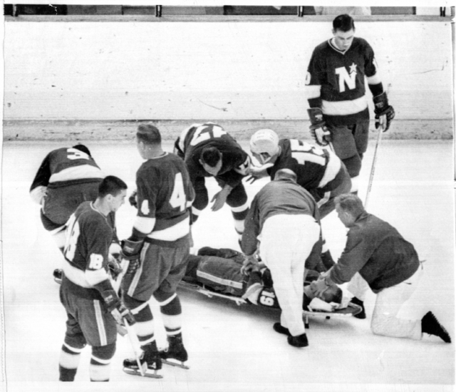 Мастертона отбросило назад, и он ударился головой об лед. Будь за окном хотя бы 1980 год, спортсмену, возможно, удалось бы сохранить жизнь. Но в те времена хоккеисты выходили на лед без шлема.