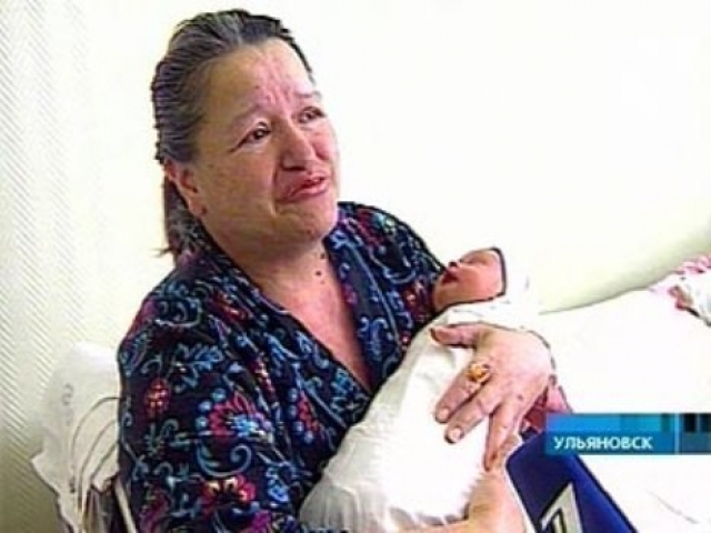 Россиянка Раиса Ахмадеева из Ульяновска в 2008 году с помощью кесарева сечения родила своего первого ребенка, будучи в возрасте 56 лет. При рождении мальчик весил 2,6 кг. и имел рост 49 см.