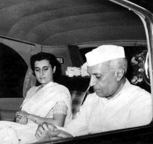 15 августа 1947 года состоялось провозглашение независимости Индии, вскоре было сформировано первое национальное правительство. Индира Ганди стала личным секретарем отца-премьера и сопровождала Неру во всех зарубежных поездках.
