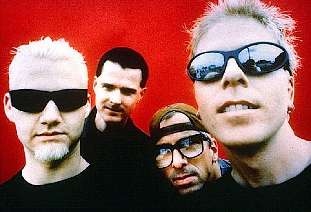 The Offspring. В начале 90-х альбом группы под названием Smash был продан по миру тиражом более 14 миллионов копий. В нашей стране именно благодаря The Offspring стал популярен скейт-поп-панк.