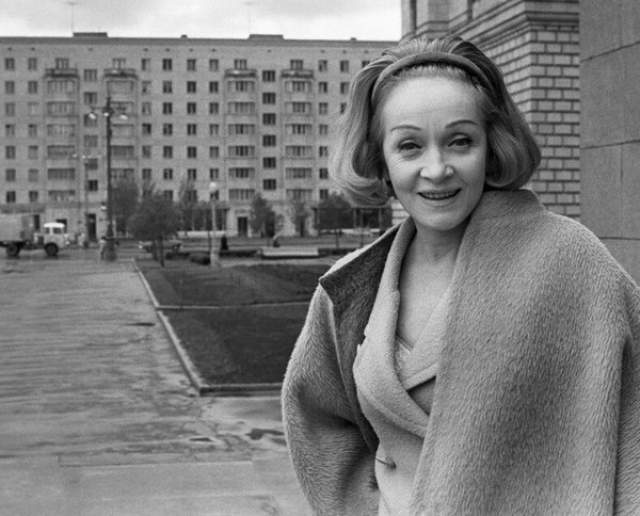 Киноактриса Марлен Дитрих у гостиницы "Украина", 1964 год.