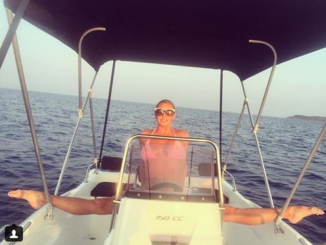 В своем Instagram тановщица поделилась яркими снимками из отпуска в Греции, где Анастасия наслаждалась морем и жарким солнцем.