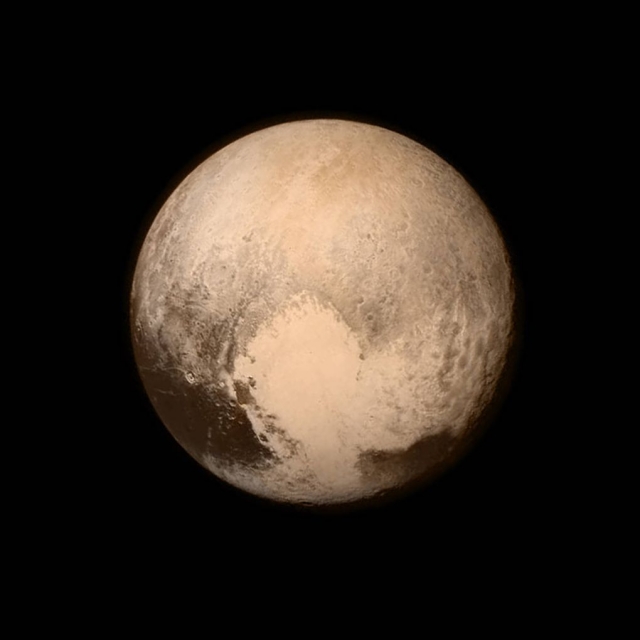 24. Исследование Плутона. Космический корабль "New Horizons" спустя 9 лет после старта прошел между самой дальней планетой Солнечной системы и Хароном, несколько дней исследовал их с очень близкого расстояния. Впервые были получены фото и видео, показывающие облик Плутона.