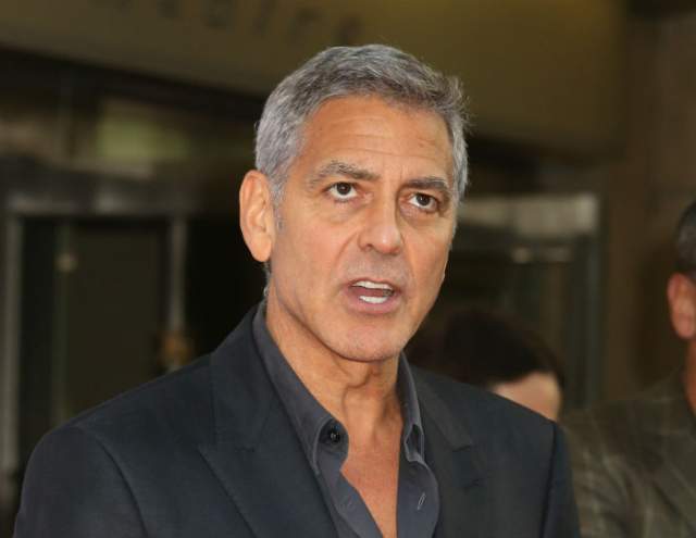 Джордж Клуни. На съемках "Гравитации" (2013) он был задействован в качестве героя второго плана, но студия все равно раскошелилась по полной. Ему отдали не только гонорар, но еще и выложили 100 тыс. фунтов стерлингов сверху. 