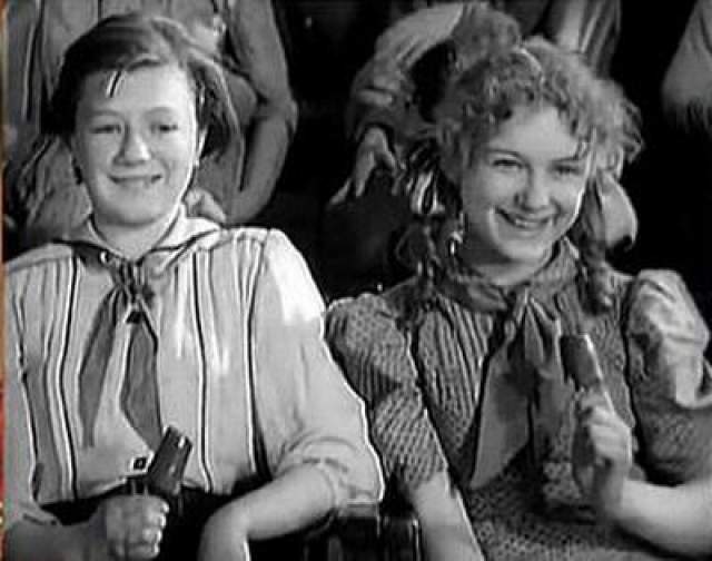 В военно-приключенческом фильме про шпионов "Высокая награда", 1939 год в роли зрительниц в цирке снялись Ляля Шагалова и Лида Драновская .