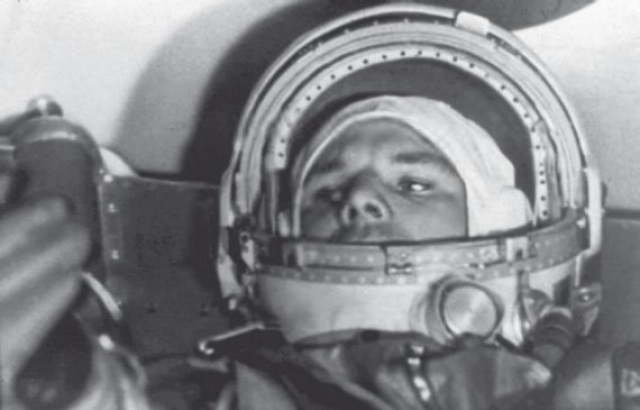 Поэтому Гагарин, как всякий летчик, увидев в иллюминаторе бушующее пламя, предположил, что космический корабль охвачен пожаром и через несколько секунд он погибнет.