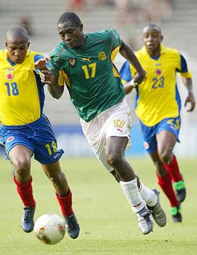 Марк-Вивьен Фоэ (футболист, 28 лет). Камерунский полузащитник, выступавший за различные французские клубы и английский "Манчестер Сити", скончался от остановки сердца во время полуфинала Кубка африканских наций.