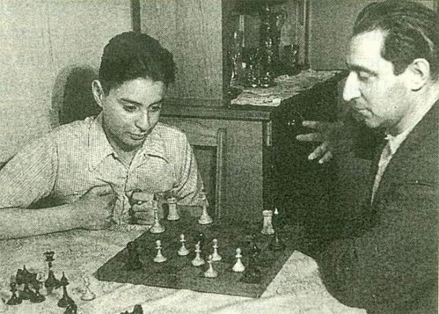 Вениамин Смехов с отцом играет в шахматы.