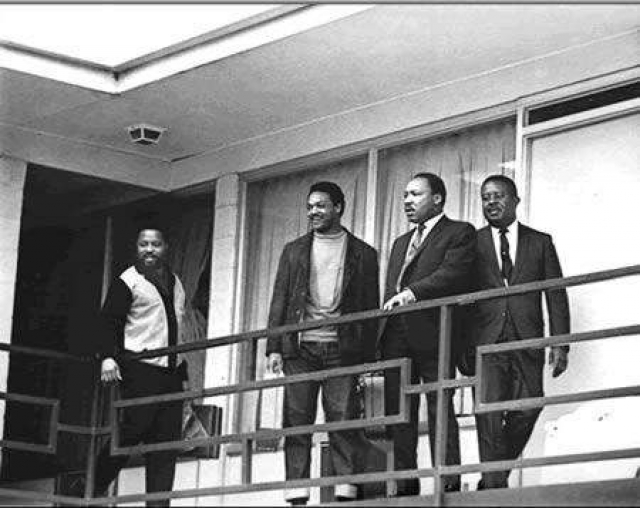 4 апреля 1968 года Мартин Лютер Кинг, борец за права афроамериканцев в США, стоял на балконе своего номера отеля в Мемфисе, когда раздался смертельный выстрел. Фото сделано за день до этого на том же месте.