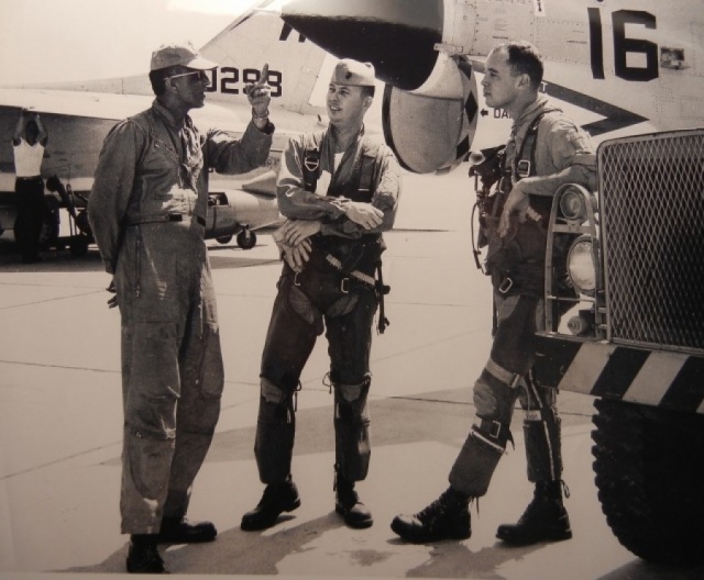 Клиф Джадкинс. В 1963 году мужчина пилотировал истребитель Ф-8, когда тот вспыхнул. Джадкинс нажал на кнопку катапульты, однако, сиденье не сработало.