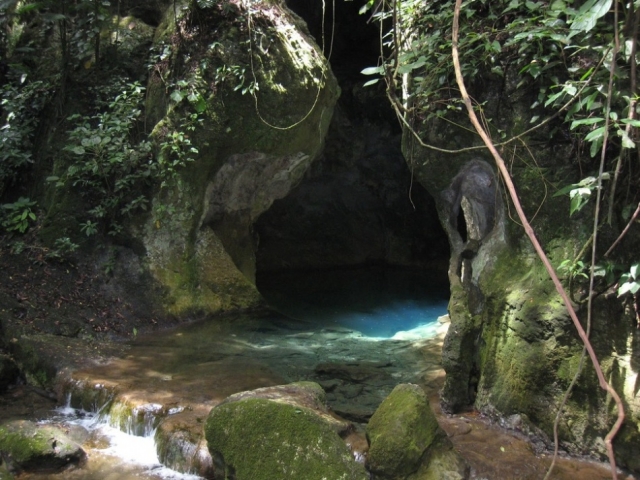 Пещера Актун-Туничиль-Мукналь, Белиз. В пещере находится так называемый собор, где майя совершали жертвоприношения, так как считали это место шибальбой – входом в подземный мир.